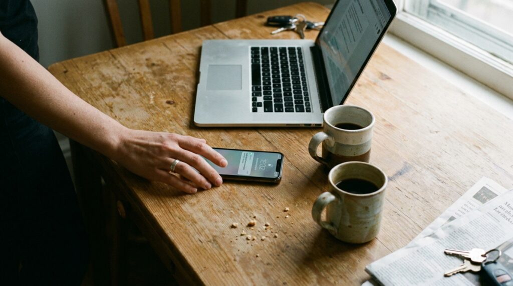 phone distraction causing emotional neglect in relationships